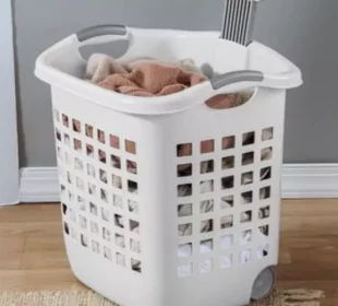 Laundry basket with wheels