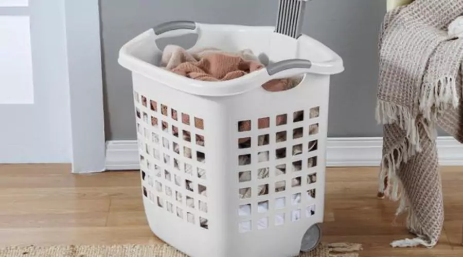 Laundry basket with wheels