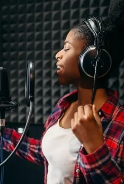 Choose the Perfect Fiverr Voiceover Artist for Your Brand